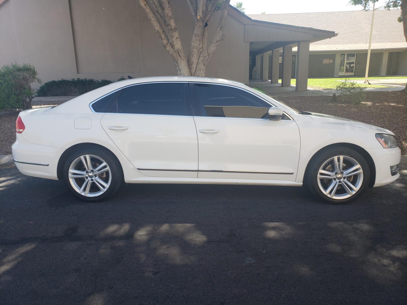 2013 WHITE /gray and black Volkswagen Passat tdi highline (1VWCN7A31DC) with an 2.0L L4 DOHC 16V engine, 6-Speed Automatic transmission, located at 323 E Dunlap Ave., Phoenix, AZ, 85020, (602) 331-9000, 33.567677, -112.069000 - 2013 Volkswagen Passat TDI SEL Premium,...... EXCELLENT condition, A Real Must See!!.... No accidents, Ice cold ac front and rear, Stereo/CD Player, Satellite compatible, Bluetooth, Phone sync, Backup camera, Navigation, Clean Black and Gray interior with Black Leather seats in near perfect conditio - Photo #4